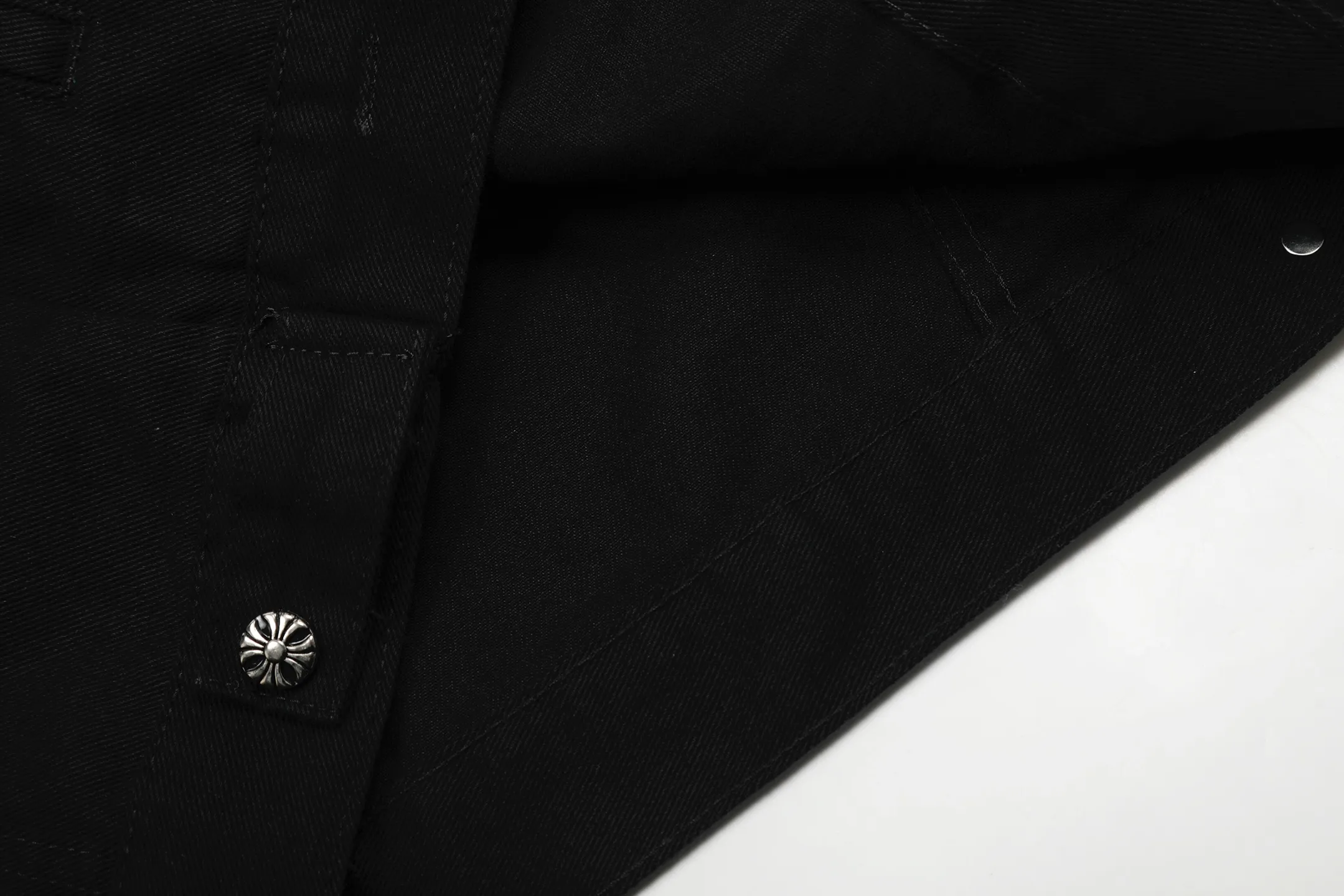 P260 💰 Chrome Hearts Chrome Hearts Cross-Patch Leather Embroidered Shirt Denim Jacket OS version can be worn by both men and women! The fabric is made of twill gauze cotton fabric! The texture is clear and smooth, not easy to wrinkle or fade! The embroidery process is complex and repetitive. There are more than 20 leather labels. It takes 6 repeated embroidery steps to complete the back body. The requirements for the embroidery machine are very strict, and the distance is 45 cm! It won’t work if the spacing is too big, and it won’t work if it’s too small! We make clothes with care, and every detail must be restored one to one! The hardware is all carved and cast, and they are all genuine from the original factory! This piece of clothing consumes a lot of material, with more than 3 meters of material used for one piece of clothing! After the garment is made, it needs to be fixed at high temperature, washed at a water temperature of more than 70 degrees, and softened by adding softener to make the upper body softer and smoother! There is a flap on the sleeve that can be stored into short sleeves! Make it fit that understanding Color: Black White Size: S-M-L-XL